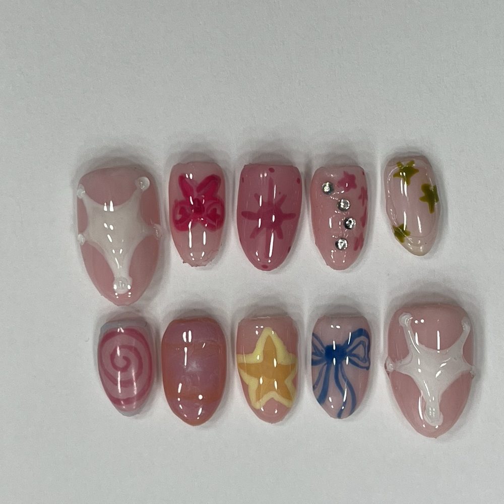That’s So Fetch set, hand-painted press-on nails
